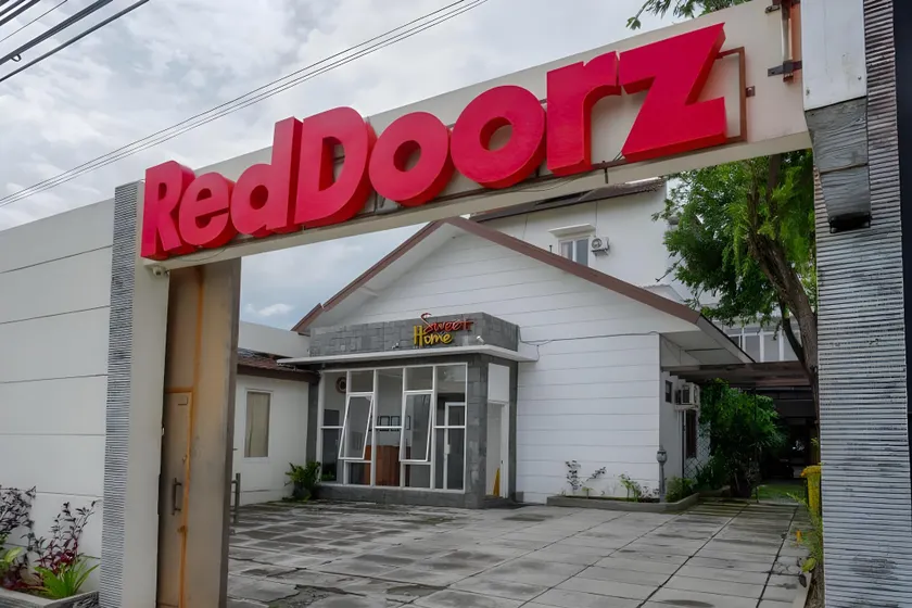 RedDoorz at Solo Baru - Image 1