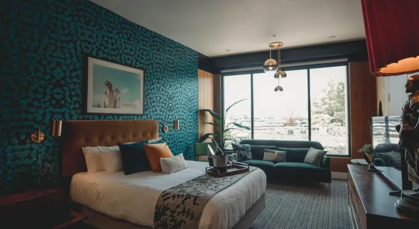 Reunion Hotel - Image 1