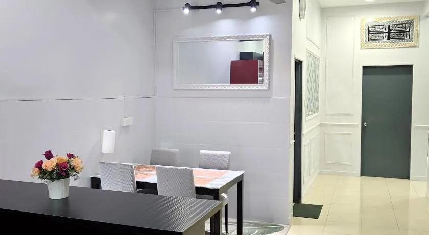 COZY RIZQY - Spacious & Budget-Friendly 3R2B Homestay - Image 1