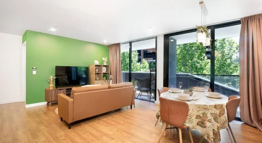 Spacious 2-bed apt in Docklands Balcony & Free Parking - Image 1