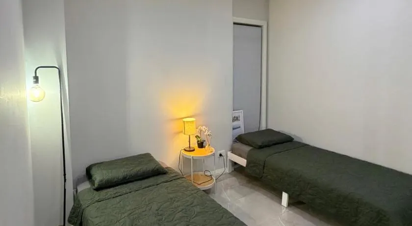 Revesby Twins Room with 2 Comfortable Single Beds - Image 1