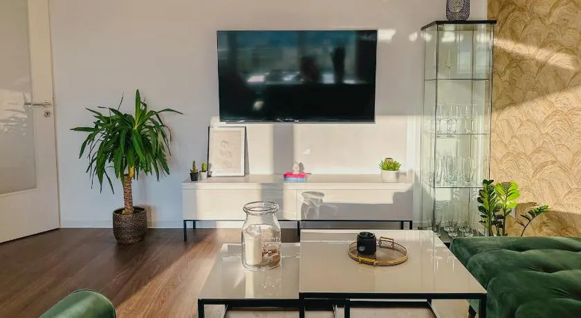 Cosy 4 room apartment - AC - free parking - balcony - workspace - Image 1