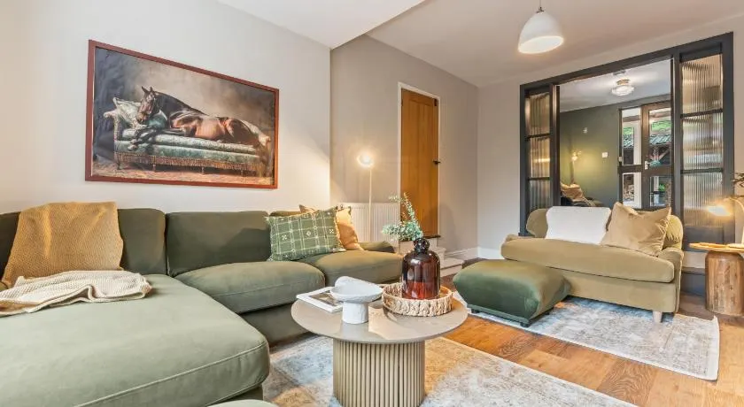 Spacious 4-Bed Cottage with Hot Tub&Parking - Image 1