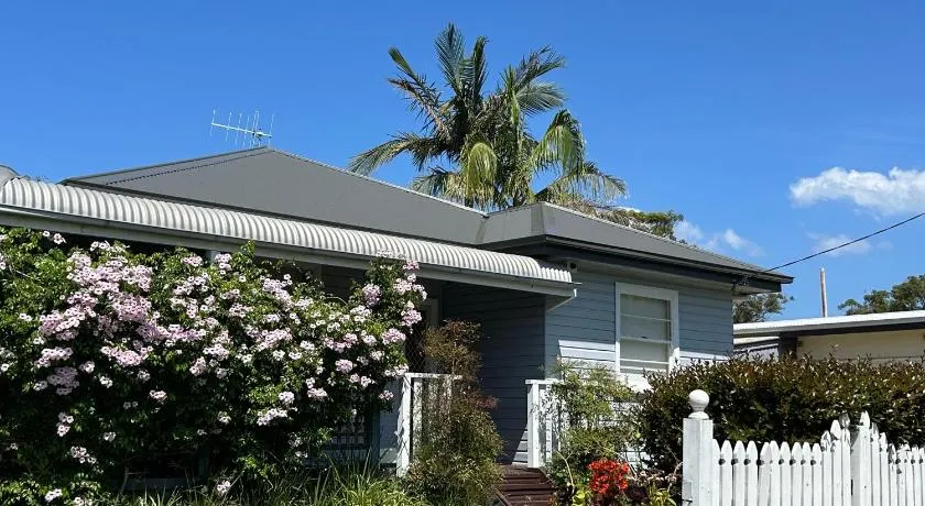 Spacious Stylish Coastal Escape - Image 1
