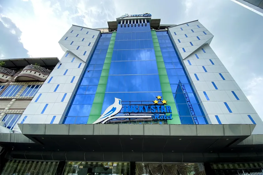 Lucky Star Hotel Near Harbour Bay Batam - Image 1