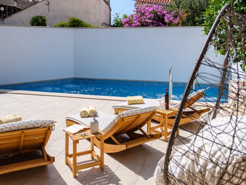 Villa entièrement équipée avec terrasse, piscine privée et jacuzzi - Image 1