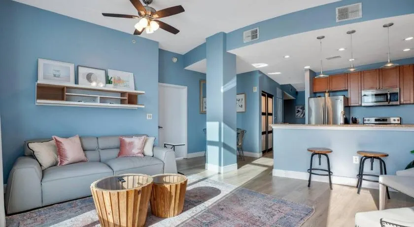 2 Bdrm Penthouse with Billiards - Image 1