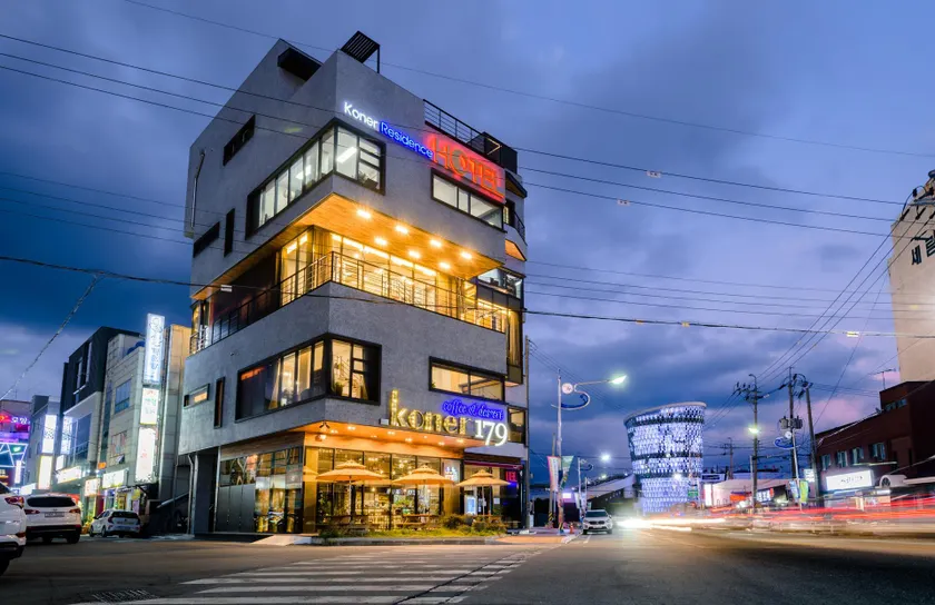 Wando Hotel Corner Residence - Image 1
