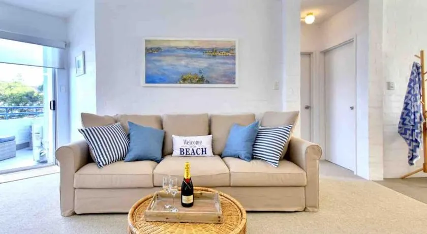 Beautiful, modern apartment seconds from beach - Image 1