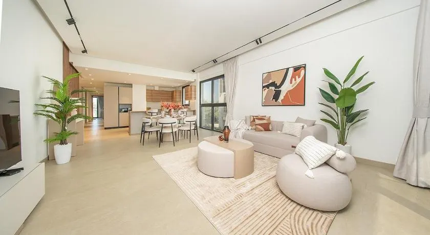 Luxury 3BR with Golf & Lake Views - Image 1