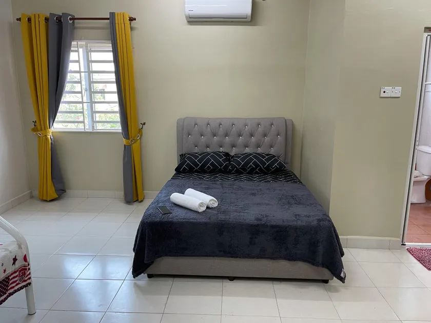 SHAH HomeStay Gong Badak(4 Bilik) with NETFLIX - Image 1