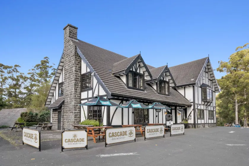 The Fox and Hounds Historic Hotel - Image 1