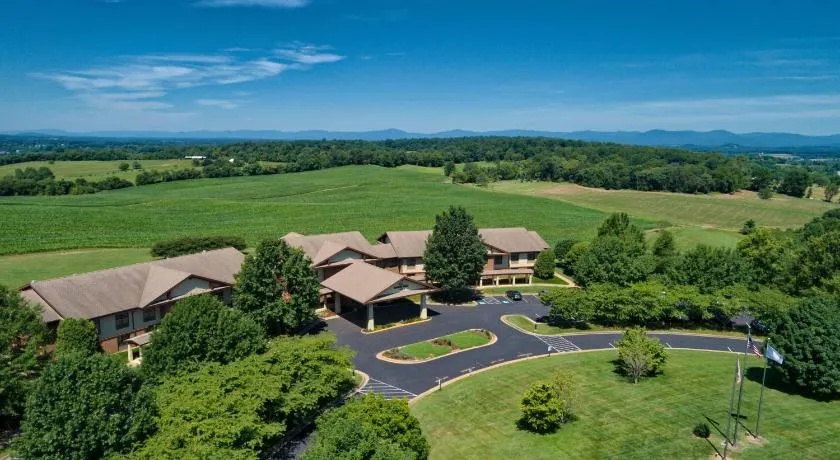 Round Hill Inn - Image 1