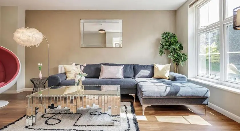 Stylish 3 Bed Sunningdale Center - Parking - LONG STAY discount - Image 1