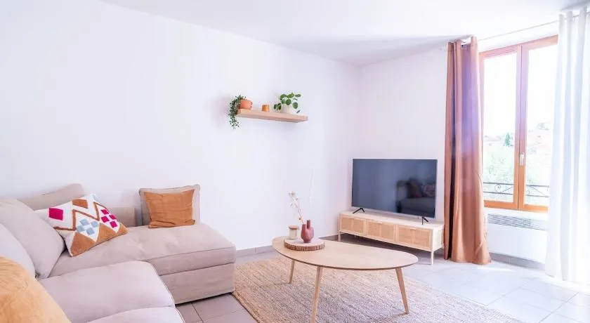 Bright and confortable apartment in downtown BLM - Image 1