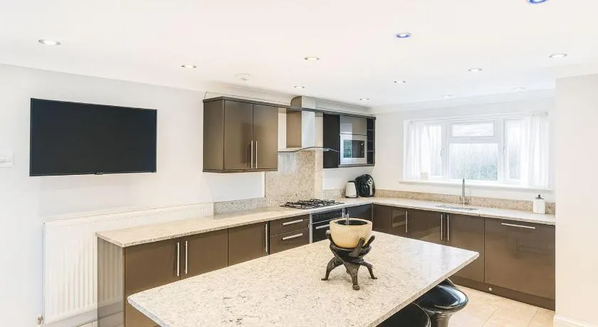 Private Room Near Excel London & City Airport Free Parking Available & WiFi - Image 1
