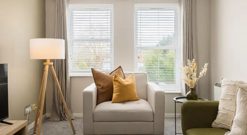 Modern 2-Bedroom Apartments with Free Parking in Leamington Spa - Image 1