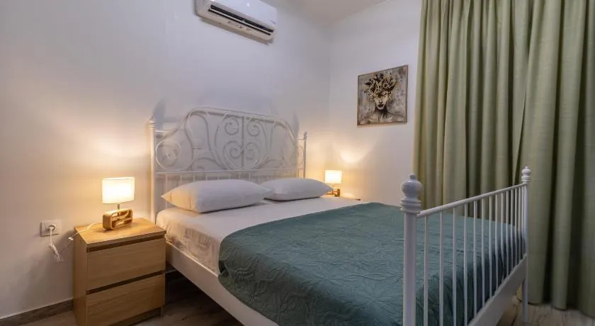 Modern Loutraki Apartment 3min Walk to Beach Fits 4 - Image 1