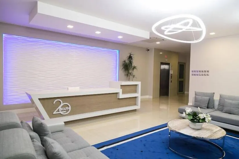 Apartment with roof top pool - Image 1