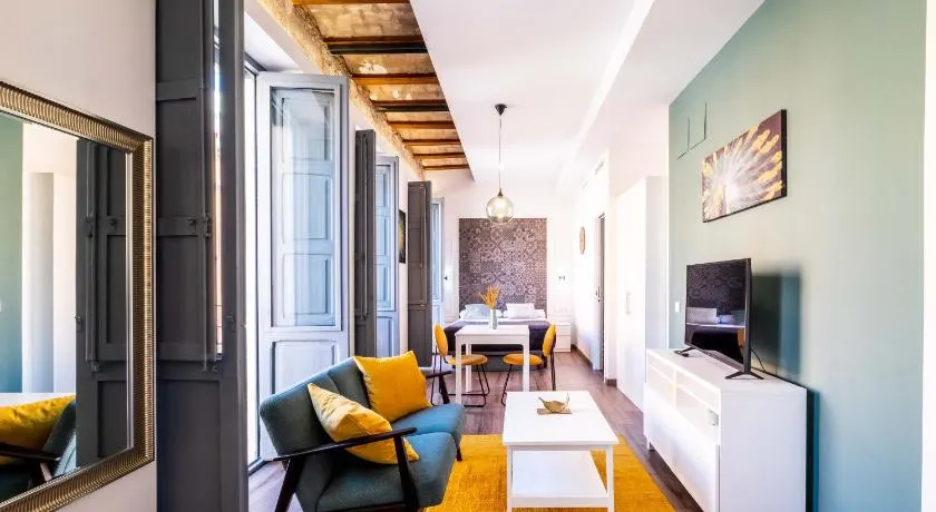 Beautifully Designed Studio with Lots of Natural Light - Image 1