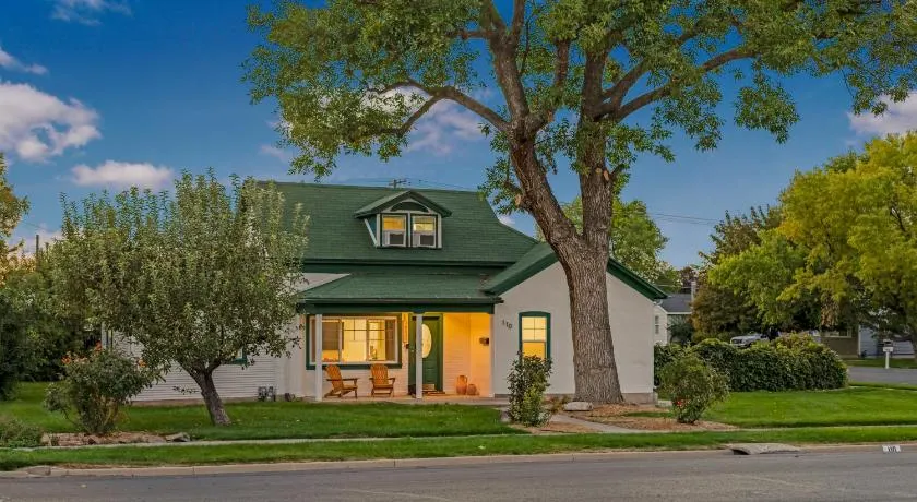 Newly Renovated, Cozy Home - Quiet, Mountain Views - Image 1