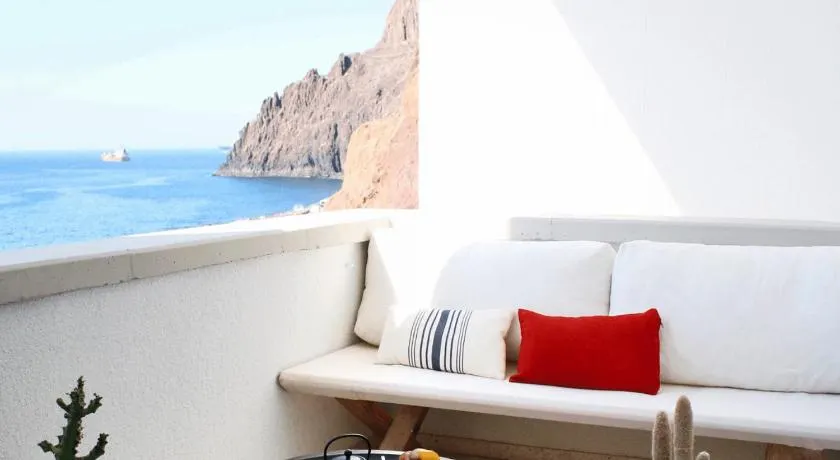 Beach hideaway apartment with modernist design - Image 1