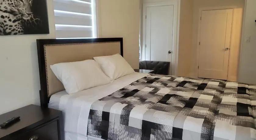 Modern Suite Near Hamilton Airport - Image 1