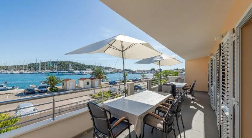 Seafront apartments Marija with terrace and mooring - Image 1
