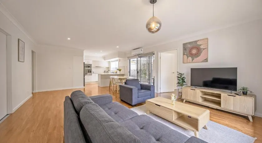 3BR Coomera Duplex 2- Cute & Cosy Home Close to Theme Park - Image 1