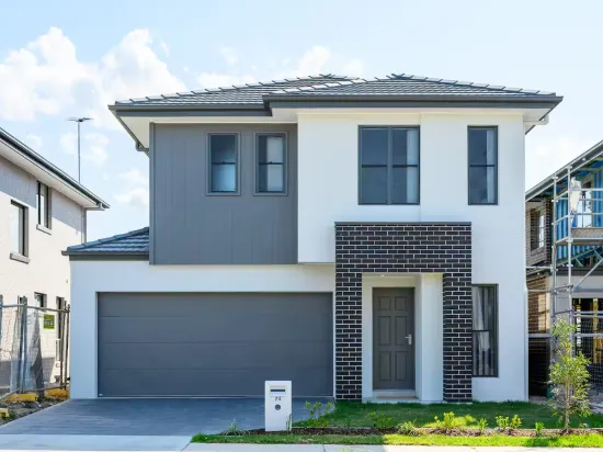 Spacious 5-bedroom building in brilliant Austral with AC - Image 1