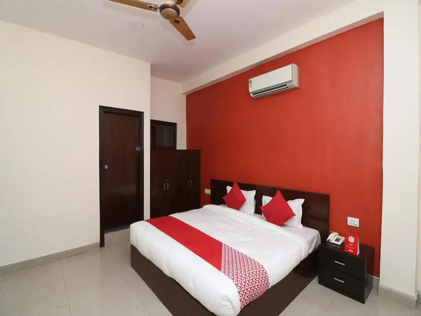 OYO 29376 Hotel Red Diamond - Image 1