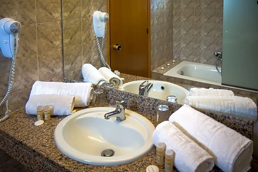Memphis Beach Hotel - Image 1