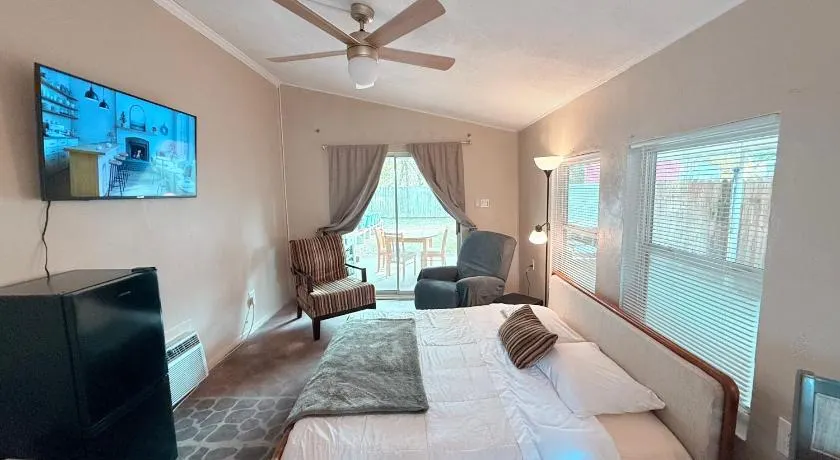 Private Bayou Guest Suite with King Bed, Kitchenette, Carport & Patio - Image 1