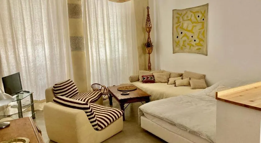 Studio à l'entrée de ma maison - Image 1