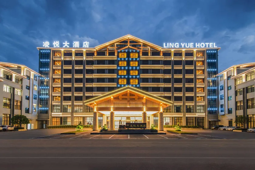 Zhenning Lingyue Grand Hotel - Image 1