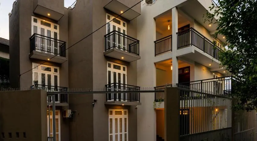 Glowing Crescent Holiday Apartments - Image 1