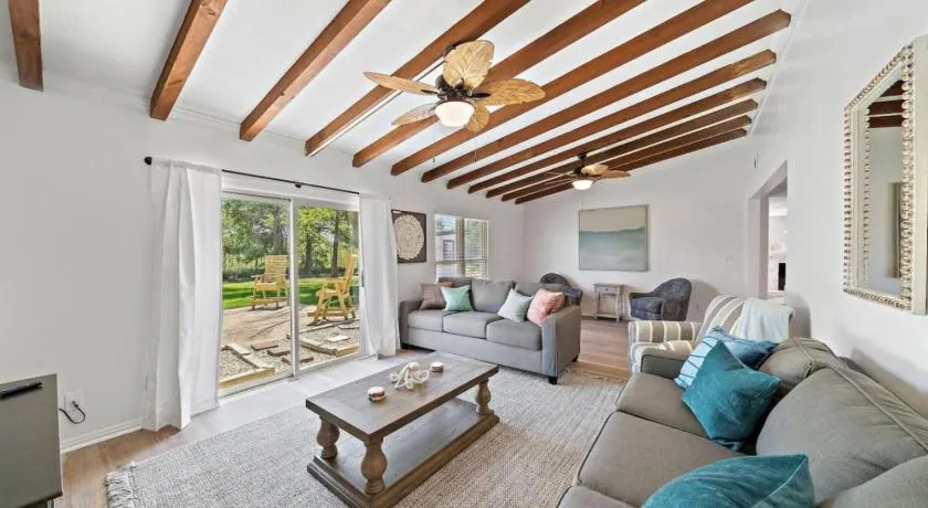 Sprawling estate with private pool and game room and guest house - Image 1