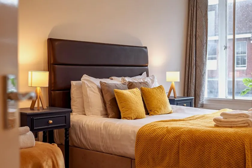 Cosy & Bright 2 Bedroom Apartment in Newbury Town Centre - SLEEPS 7 - Image 1