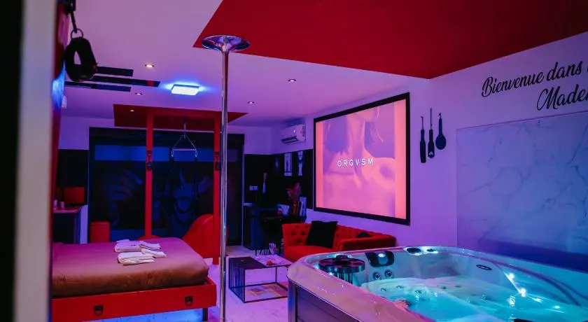 Loveroom Very Good Trip chambre avec jacuzzi privatif - Image 1