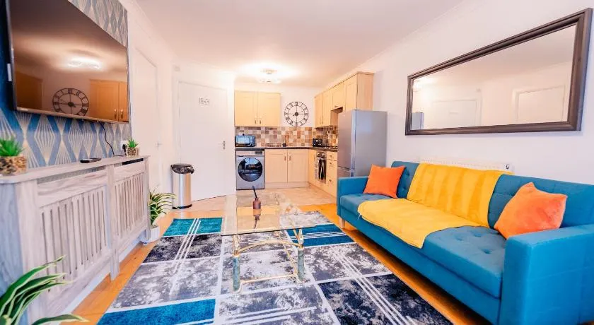Bright & Elegant House Near City Centre and Stadium - Image 1