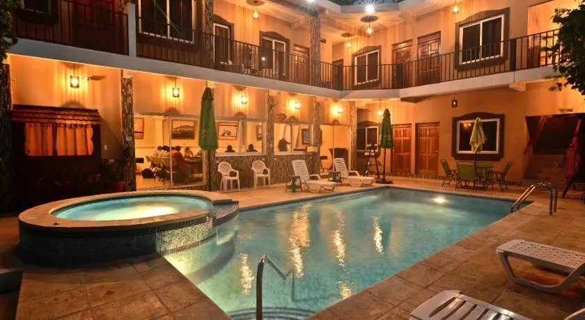 Maximos Petit Hotel - Image 1