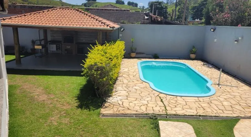 Casa com ampla área de lazer há 10 minutos do Santuário de Aparecida - Image 1