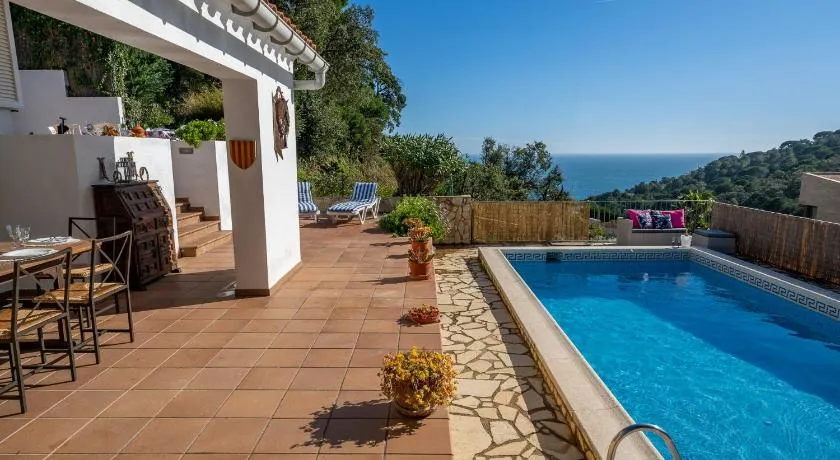 Villa Alpago Piscina Privada Vistas Mar Aire Acondicionado - Image 1