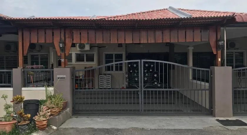 No 96 Nazirin Homestay Lumut - Image 1