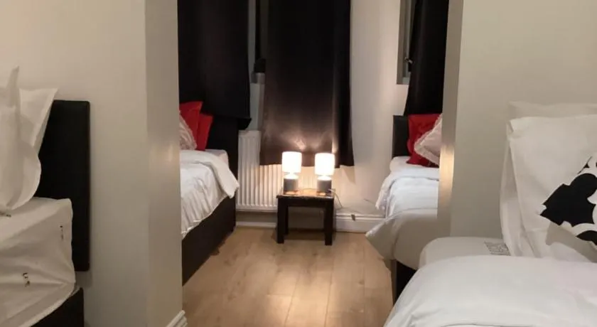 Large Family Home, Pet Friendly, 4 Bed 2 Bath House, Sleeps 10, Free Wi-Fi, Free Parking - Image 1