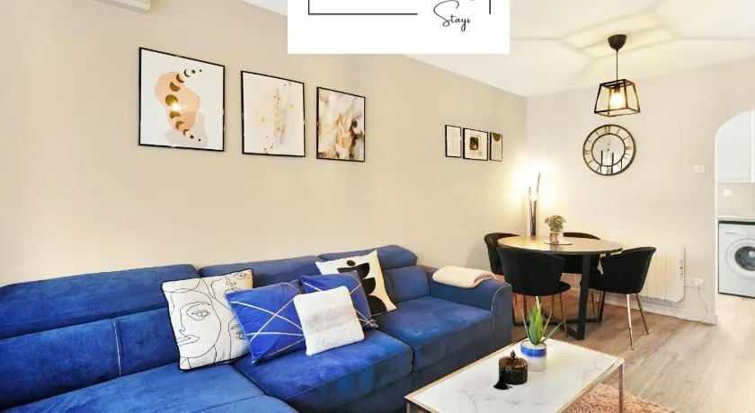 Bright 2BR Aylesbury Home, Sleeps 4, Parking, Work, Leisure, Friendly - Image 1