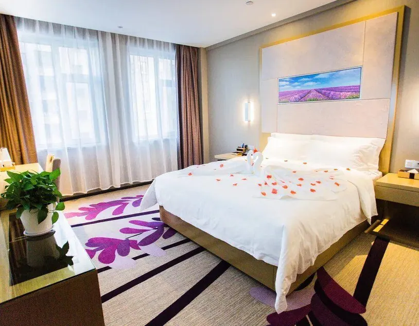Qianguo Yifeng Hotel - Image 1