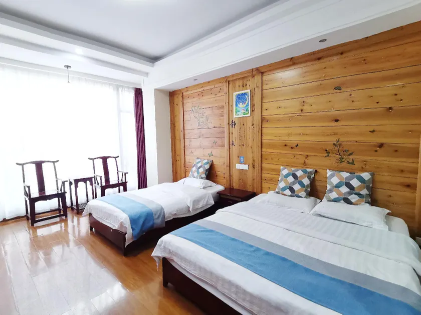 Emeishan Moon Bay Hotel - Image 1