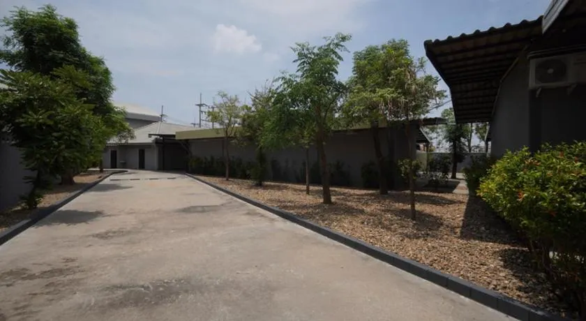 โรงแรมทูมอร์โรว์แลนด์ อมตะนคร - Image 1