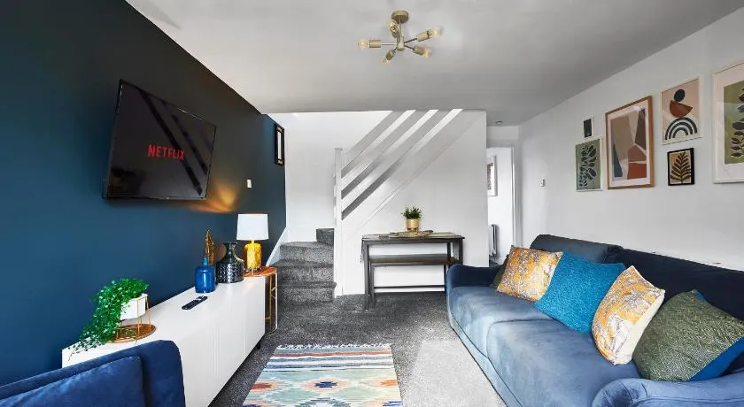 Charming 2 bed home, quiet village + free parking - Image 1